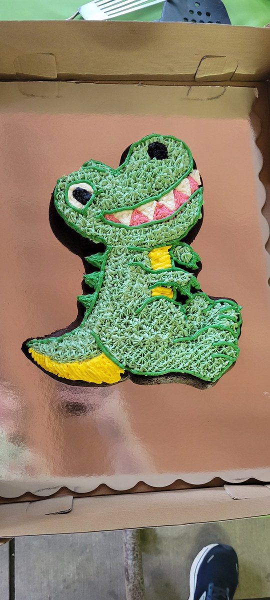 exclamate_'s tweet image. Shoutout to @airrum for frosting these cakes for Elliott's party!