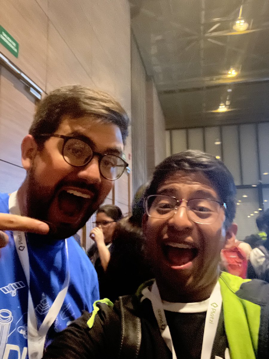 dfloresdev's tweet photo. La última vez que me tomé una foto con @dmiramon fue cuando nos graduó de la #EscuelaJS 😱😱😱
Ahora en la #PlatziConf colombia 🤭
Soy tu fan Diego 😃 https://t.co/6WhmHWjGIf