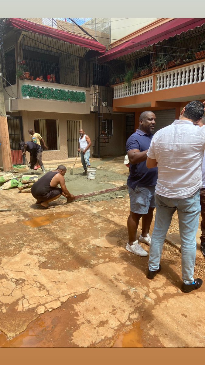 Colaboramos con la comunidad del respaldo 12 del sector del Quisqueya. Donde aportamos con la reparación del sistema cloacal. @carolinamejiagomez @stalin_alcantara <a href="/raudyvafe/">raudy vargas</a> @jensenacosta1 <a href="/jgarrigomejia/">Juan Garrigo Mejia</a> #caraballoregidor #caraballopresente #representacion