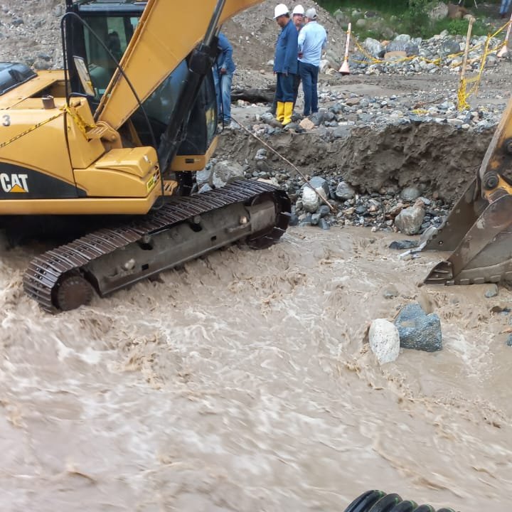 ConRegion's tweet photo. Así se está trabajando en la recuperación del paso provisional en #LaPlaya, que como consecuencia de la creciente del #RíoCharta sufrió afectaciones. Se calcula que esta noche estará habilitado el paso.
#VíasSonDesarrollo #VíasSonDesarrollo #Solucionesdefinitivas #Solidaridad https://t.co/oAIzSkP663