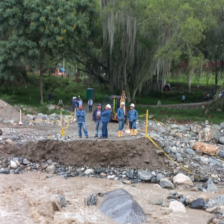 ConRegion's tweet photo. Así se está trabajando en la recuperación del paso provisional en #LaPlaya, que como consecuencia de la creciente del #RíoCharta sufrió afectaciones. Se calcula que esta noche estará habilitado el paso.
#VíasSonDesarrollo #VíasSonDesarrollo #Solucionesdefinitivas #Solidaridad https://t.co/oAIzSkP663