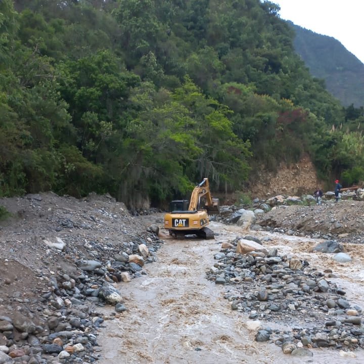 ConRegion's tweet photo. Así se está trabajando en la recuperación del paso provisional en #LaPlaya, que como consecuencia de la creciente del #RíoCharta sufrió afectaciones. Se calcula que esta noche estará habilitado el paso.
#VíasSonDesarrollo #VíasSonDesarrollo #Solucionesdefinitivas #Solidaridad https://t.co/oAIzSkP663