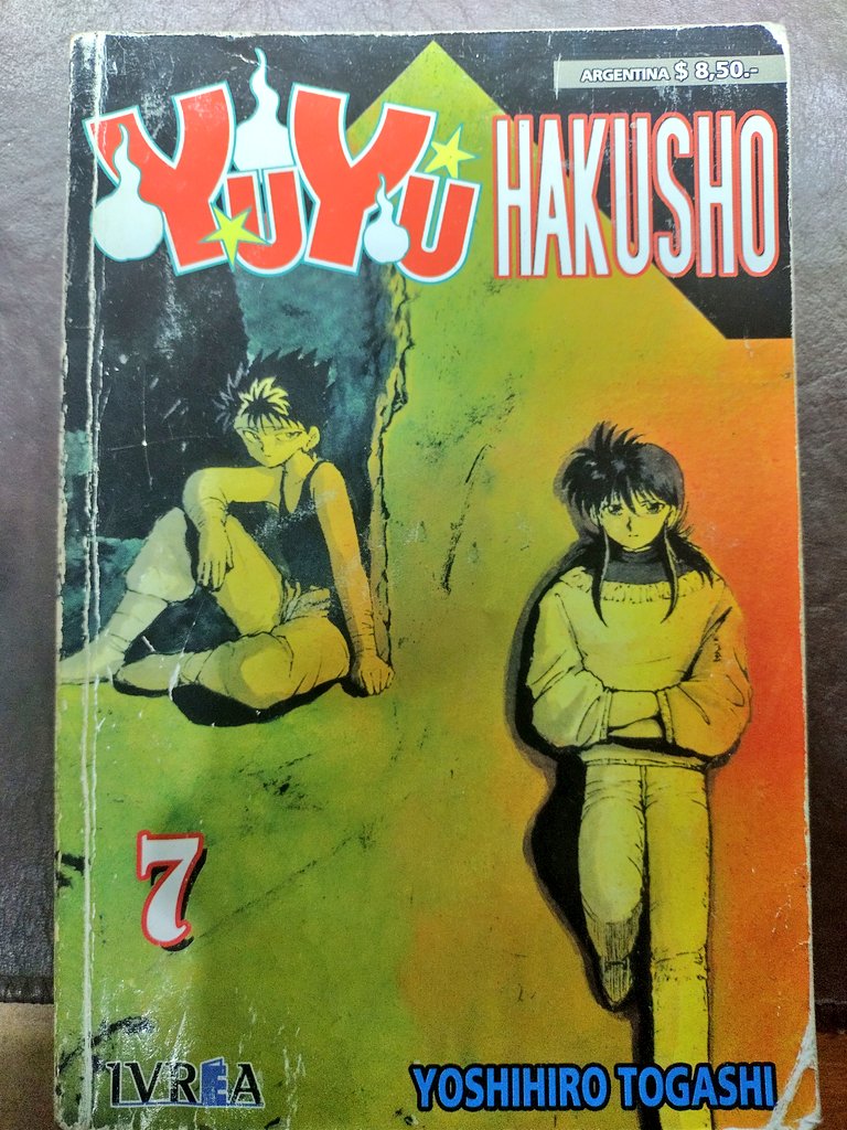 Increíble como cambió todo. Lei tanto el volumen 7 de chica que tiene algunas páginas de la encuadernación despegadas y de tanto sacarlo de la colección se le fue rayando la portada y ahora tremenda página a color tiene la nueva versión 😭 es hermoso. Te quiero mucho YYH. 