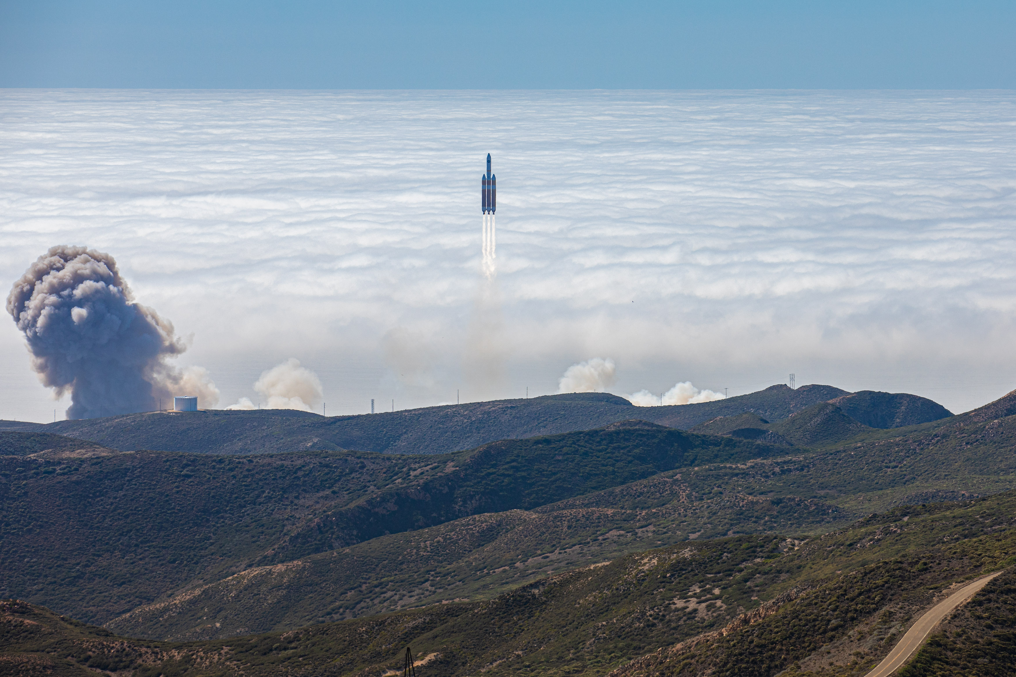 Último Delta IV Heavy lanzado desde Vandenberg alzándose hacia el espacio transportando la carga de la misión NROL-91.