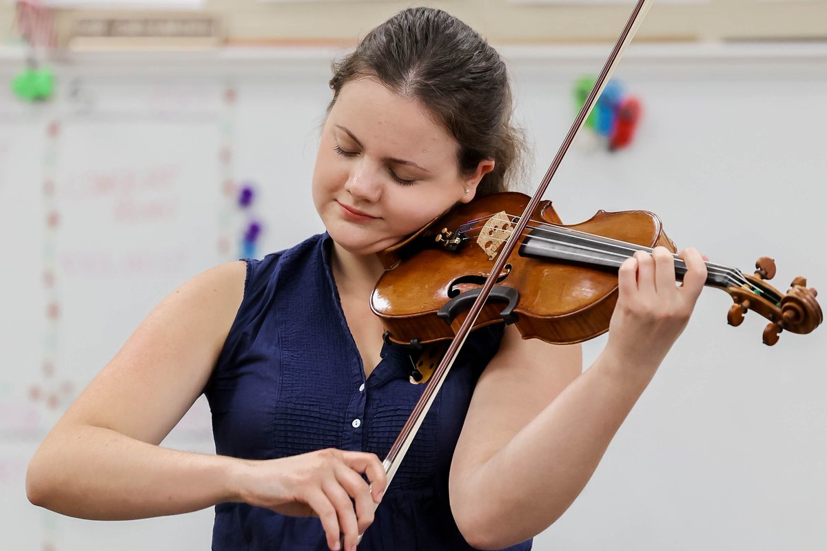 MyZvilleSchools's tweet photo. Zionsville West Middle School Orchestra students had an opportunity to hear Ines Issel, a 21-year-old violinist, representing Poland and Spain, from the International Violin Competition of Indianapolis. She played a violin made in 1758. #zcssstrong https://t.co/bggvvXphtZ
