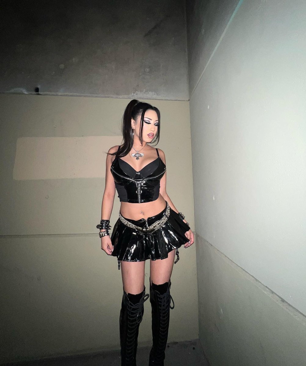 alysssaaaat's tweet photo. She does what she wants and she looks cool doing it https://t.co/zmO2uxc8CT