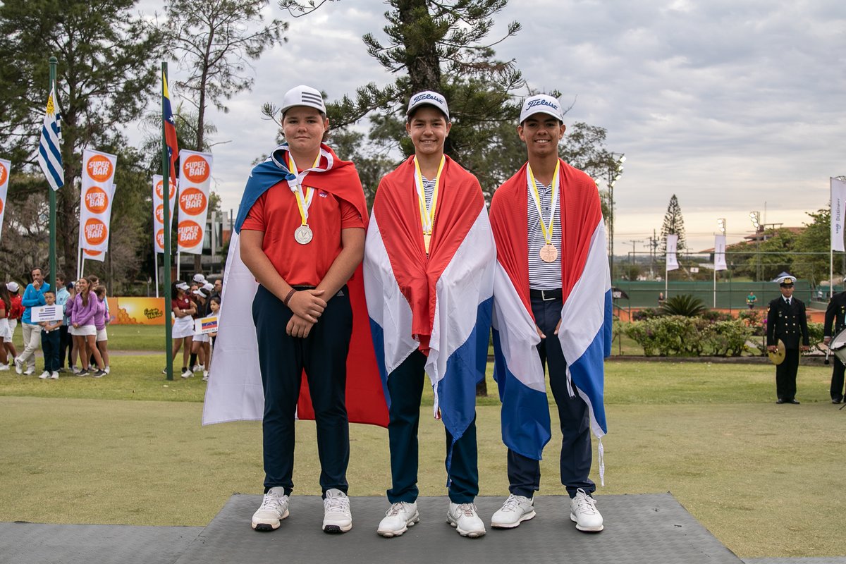 apgolfoficial's tweet photo. #Campeones 🇵🇾🥇| Muchas felicidades al equipo de los paraguayos, Franco Fernández, Ezequiel Cabrera y Alejandro Echague quienes se consolidan como campeones en la categoría de equipos caballeros en el Campeonato Sudamericano Pre Juvenil de Golf 2022 ⛳🏌️‍♂️ https://t.co/5uFhxOkZ7P