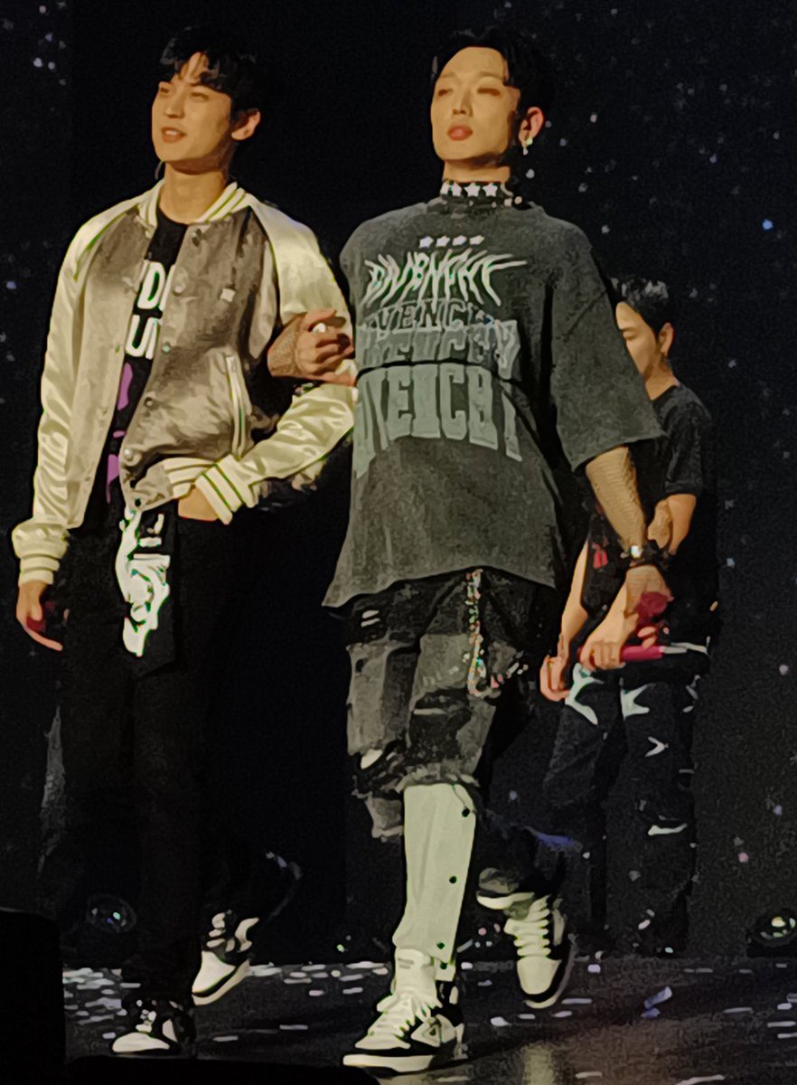hanbinnie131's tweet photo. Walking through constant stream of dopamine @bobbyranika @iKON_chan_w000 https://t.co/csinFwaYfC