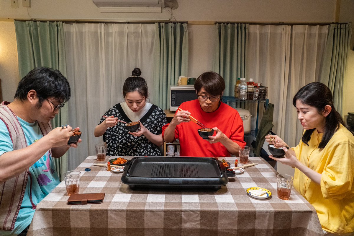 ／
#よだれもん家族 
最終回(25話)オフショット公開💐
＼

最後の最後まで
間野一家ドカ食いしてます😋ww

本日11時から最終回放送です📺
SPゲストにもご注目👀

是非観てください〜😆

#大竹一樹
#松尾諭
#宮澤エマ
#長谷川百々花

<SPゲスト>
#オダギリジョー
#三村マサカズ