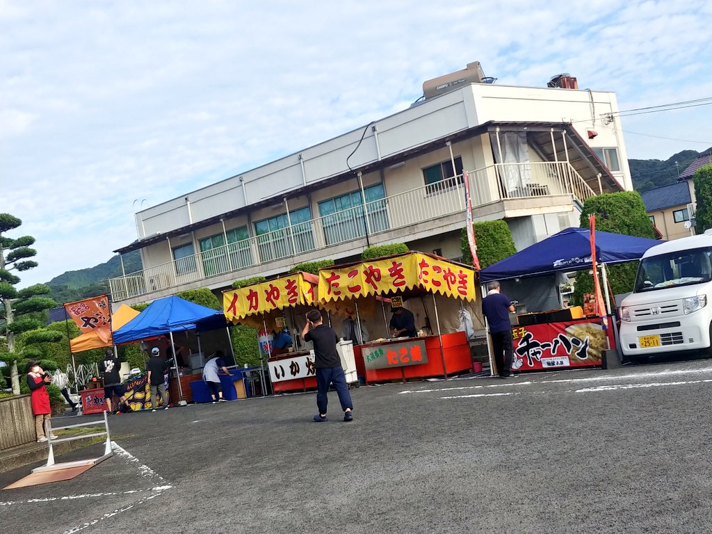 KAWATANA2's tweet photo. おはようございます☀
本日、爽やかな秋空でございます✨
『かわたなかっちぇて
よかばいYOSAKOI来てみん祭』
予定通り10:00オープニングで、
開催でございます!!
続々と準備が整っております👍🏻 ̖́-

皆様、お気をつけてお越しください😊🎶
 #かわたなかっちぇてよかばいYOSAKOI来てみん祭  #川棚 https://t.co/saxBRkbPBU