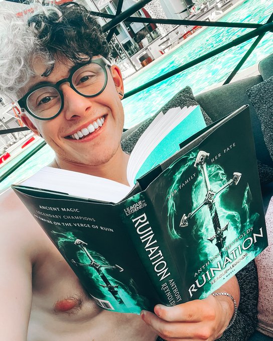 Chillaxing by the pool today https://t.co/2e2YJc9PKf