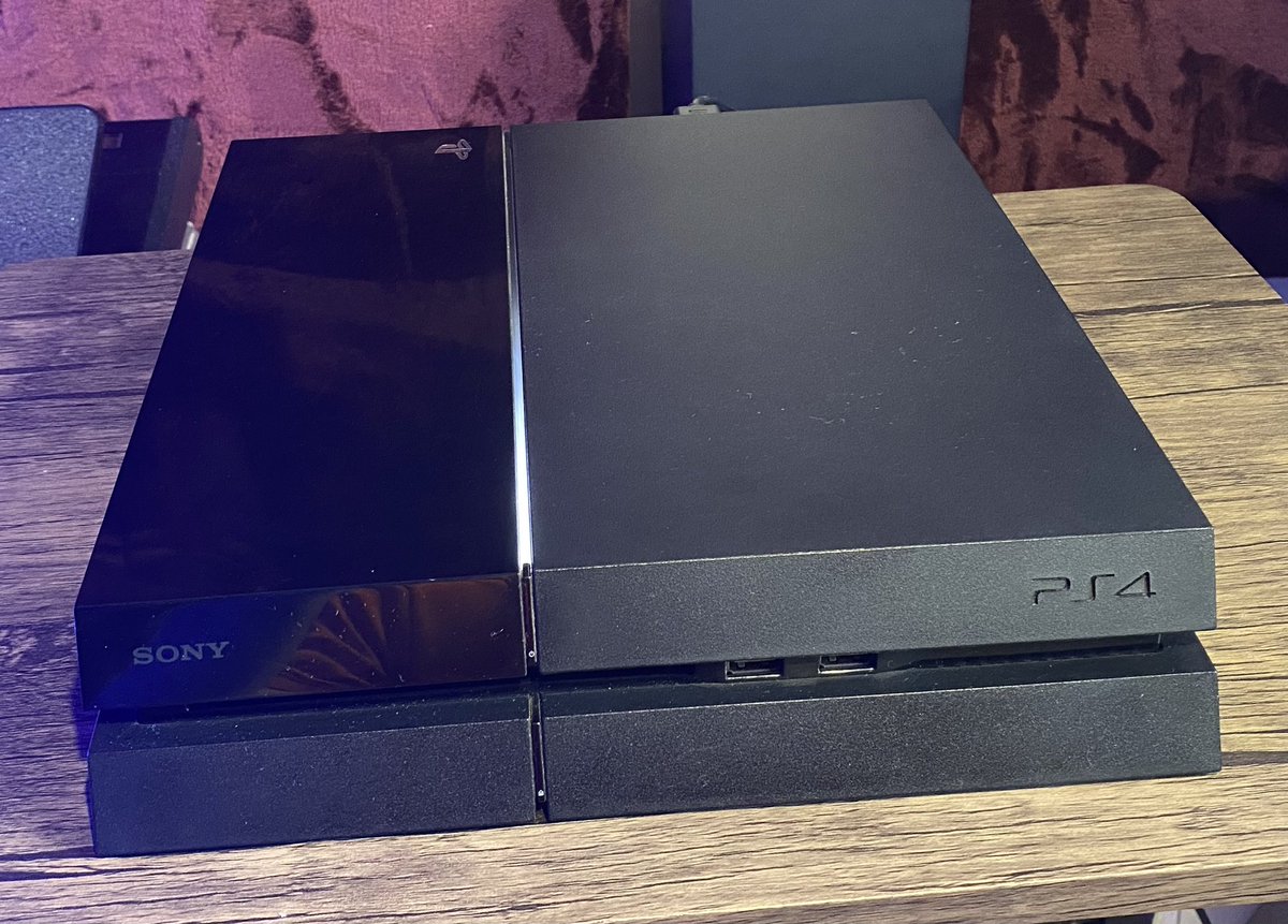 Theslayer360's tweet photo. Acabo de jugar Fortnite en la consola más antigua posible (PlayStation 4 del día 1) y vaya que buena experiencia fue a pesar de ser una consola de hace casi 9 años. 😱

Esperen el video que subiré a YT al respecto. 😎👍 https://t.co/1Ms4Bglgum