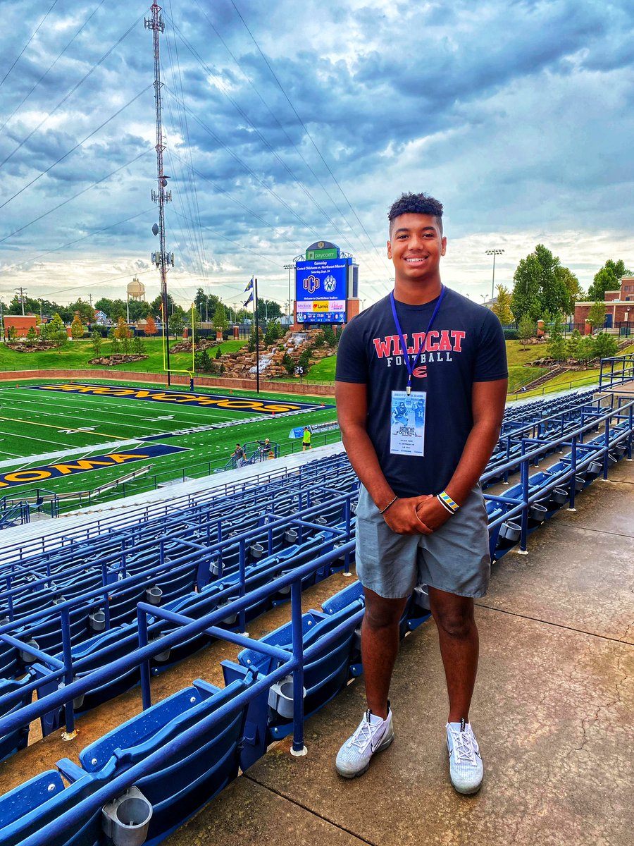 Had a great time watching <a href="/ucobronchofb/">UCO Football</a> 💙💛 great coaches and great atmosphere! <a href="/Coach_Harwell/">Jesse Harwell</a> <a href="/_CoachDonald/">Dimitri Donald™</a>