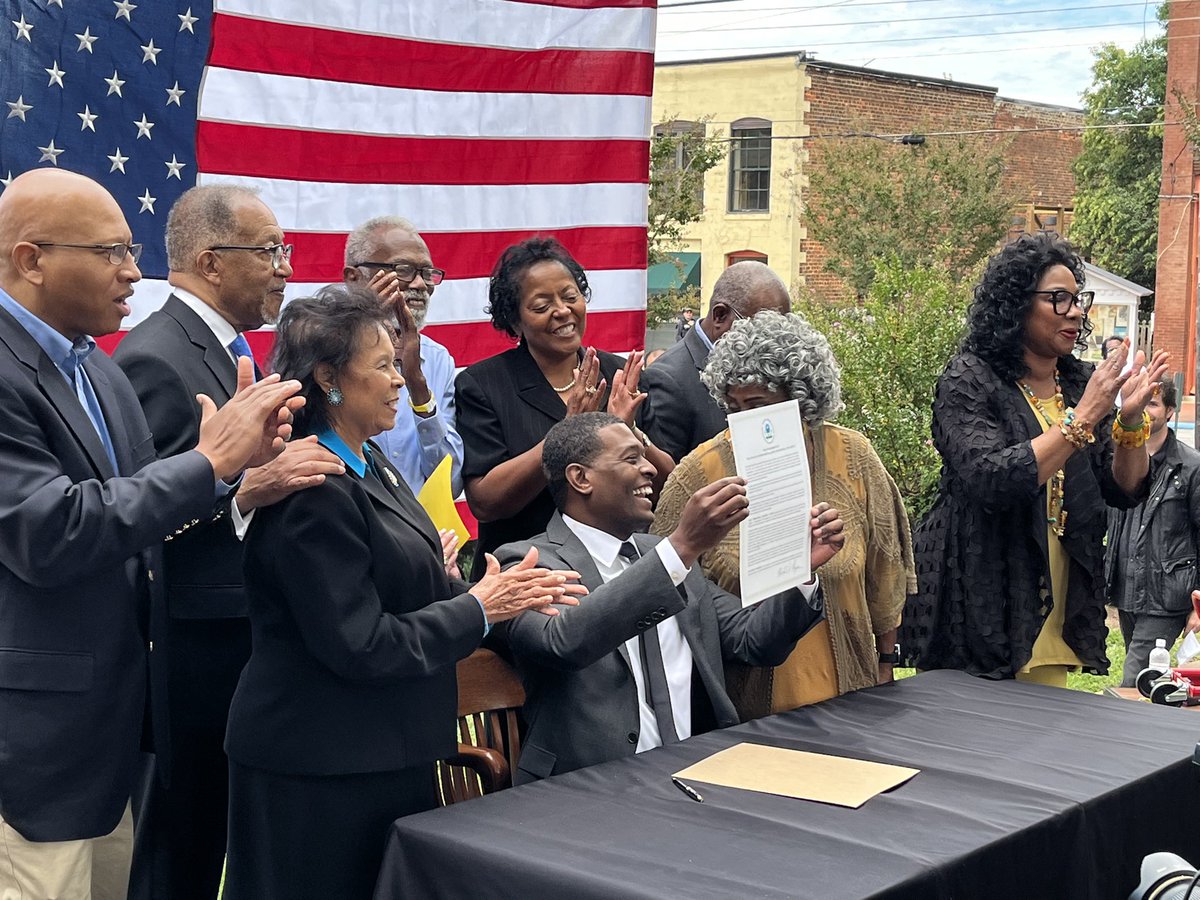 risestjames tweet media