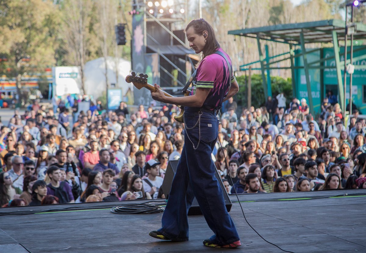 TecnopolisArg's tweet photo. Otra tarde para el recuerdo en nuestro querido Juana Azurduy 🤩 junto a @elzarmusica ¡Llegó con todo esta #FlorDePrimavera 🌸! Y todavía quedan más música al aire libre, más solcito y más Tecnópolis para todxs. 💥 https://t.co/u8CMzNUATE