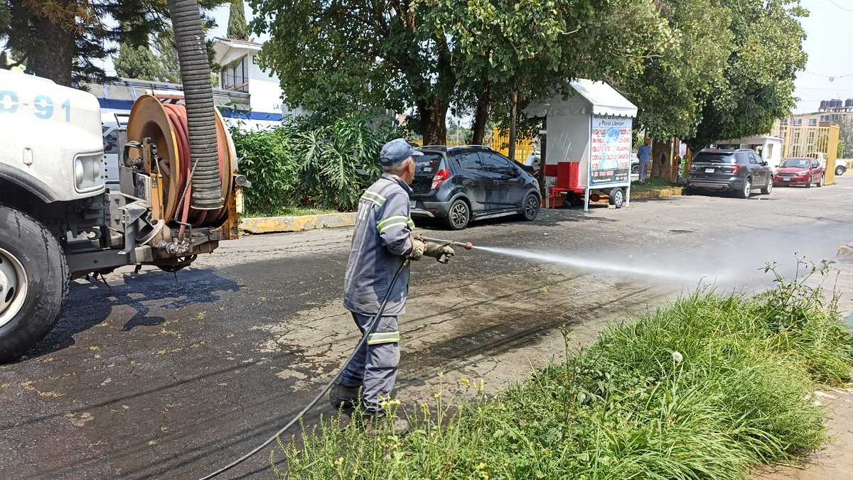 SEGIAGUA's tweet photo. Corte a las 18:00h

En la Col. Magisterial #Talpan el #SACMEX realizó:
31 desagüe de predio
7 vaciado y desinfección de cisterna 
5 lavado de vialidades
12 desazolve en predio

Movilizando: 

2 equipo-emergencia
7 camiones hidroneumáticos
2 brigadas-desinfección
2 pipas
4 pickup https://t.co/6nbvMikoF9