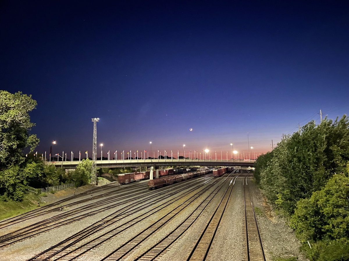 HeyItsMeMissJT's tweet photo. About last night... #StarryNight #Sunsets #CityLights #BridgeOfNations #LongEveningWalks #ViaRail #CardioWithAView #Sudbury #FallFitness #FridayNightLights β¨πππππ§‘ππβ¨ https://t.co/g30XdWa1C2