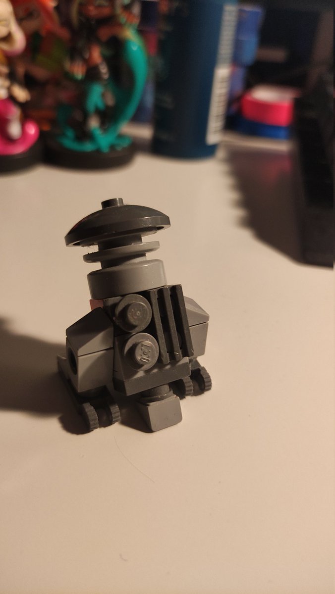 MegaMekaLesbian's tweet photo. Old Lego design of a SW droid. Basically a discount brand astromech. They weren't successful due to being too large to fit in most smaller ships https://t.co/RQIuRG91D9