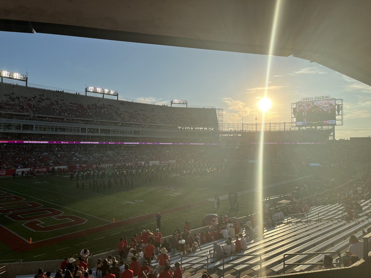 jimlord71's tweet photo. Beautiful halftime show at the @UHCougarFB game….. supposedly. #fiveoclockstart https://t.co/1Rq0J2XVN7