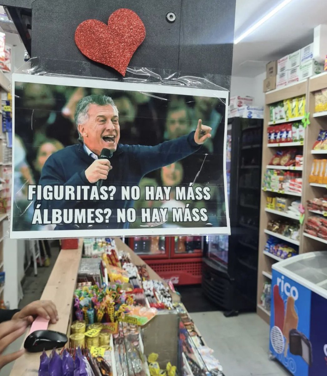 PoliticaEnMeme_'s tweet photo. Queremos abrazar a este kiosquero que se hinchó las pelotas👏👏👏
#Mundial #Figus #Panini #PaniniEntregáLasFigus
#LaPoliticaEnMemes https://t.co/tYMg0OdfUf