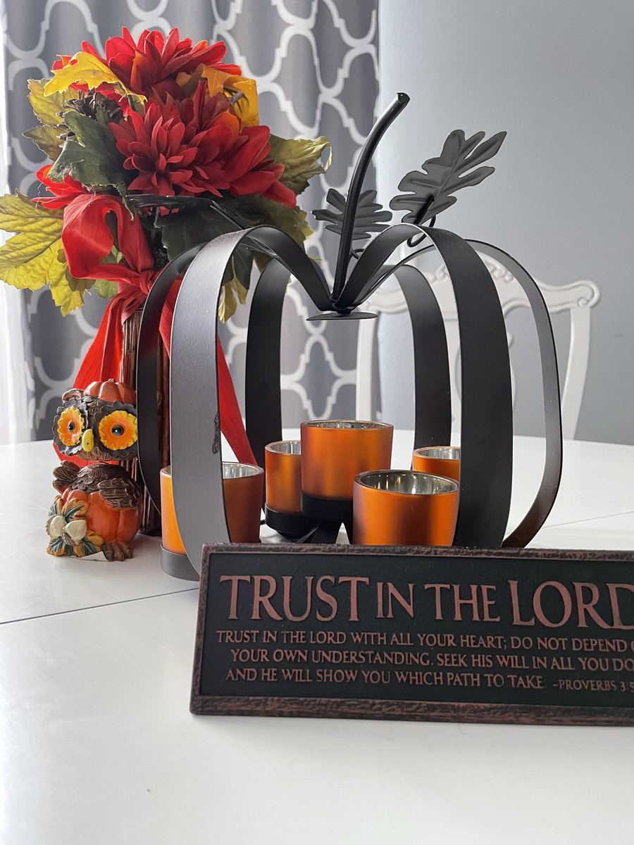 ShannonStr0ng's tweet photo. Iβm ready for fall - Florida style ππππ΄π΄ππβ±βοΈI gotta say I love teal and orange together who would have thought they would be so cute! π¬Happy fall yaβll #fallvibes #fallinfl #orange #teal #dolphinsfan #FinsUp https://t.co/hlC306Gk9U