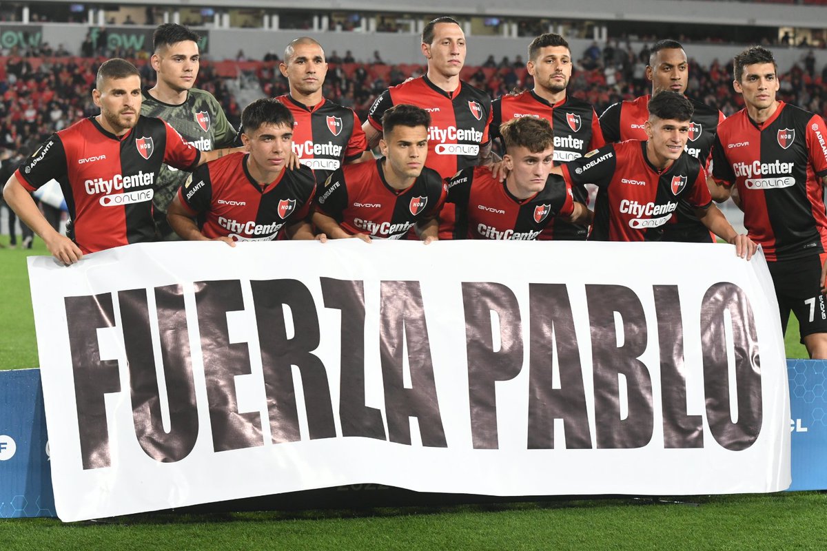 Newells's tweet photo. Los futbolistas de la Lepra posaron con un banner en apoyo al momento que vive nuestro capitán. https://t.co/ixk1ocCVwr