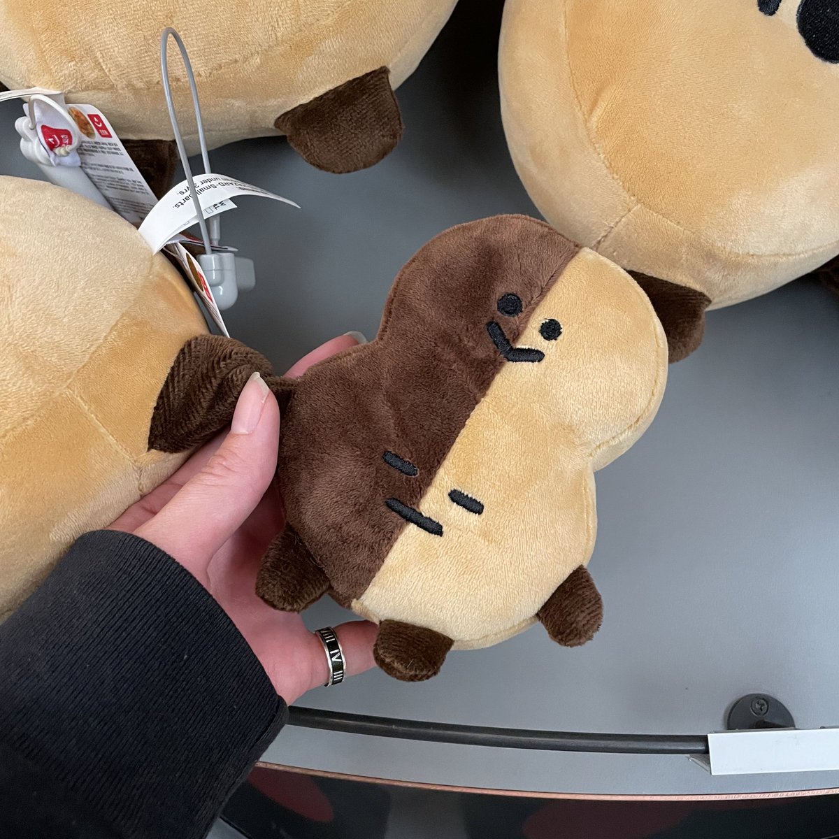 BIG HELSINKI PLUSH if they sold this years ago I would’ve bought it immediately, my lil guy https://t.co/K7WxJWD70E
