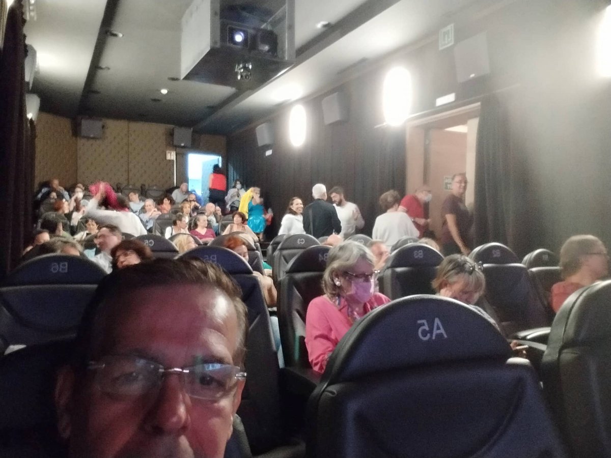 AlmasRotasFilm's tweet photo. Lleno total en la sala de proyecciones de la @casademexicoesp  para la proyección de @AlmasRotasFilm 

#Michoacán #Cine #CineMichoacano #CineMexicano #solaris @GeiserMedia  @DDisfrutarFilms https://t.co/OjDlYYeyzV