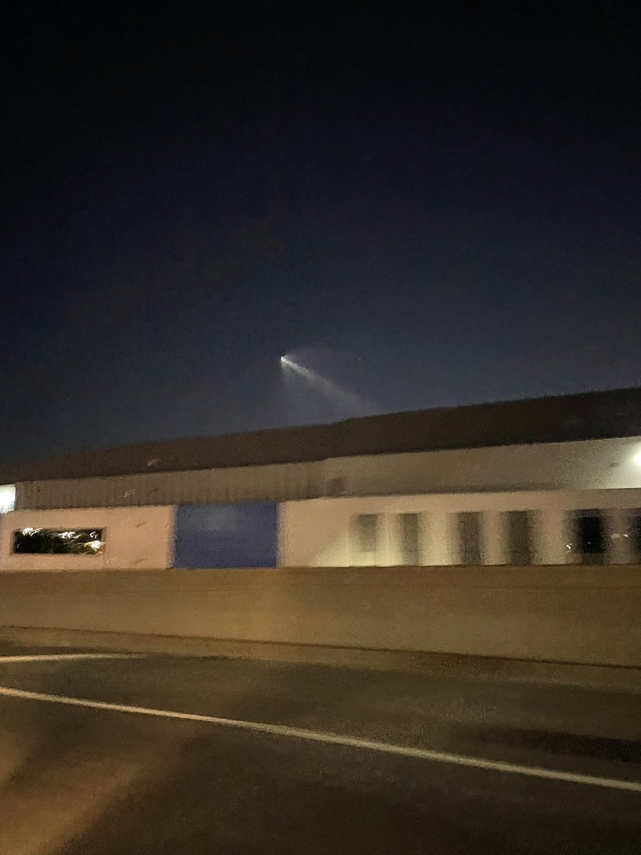 delicatedumplin's tweet photo. Just saw this over #nyc #new york city. Anyone know what it is?? Looks like a #comet !! https://t.co/vop9JrzXyt