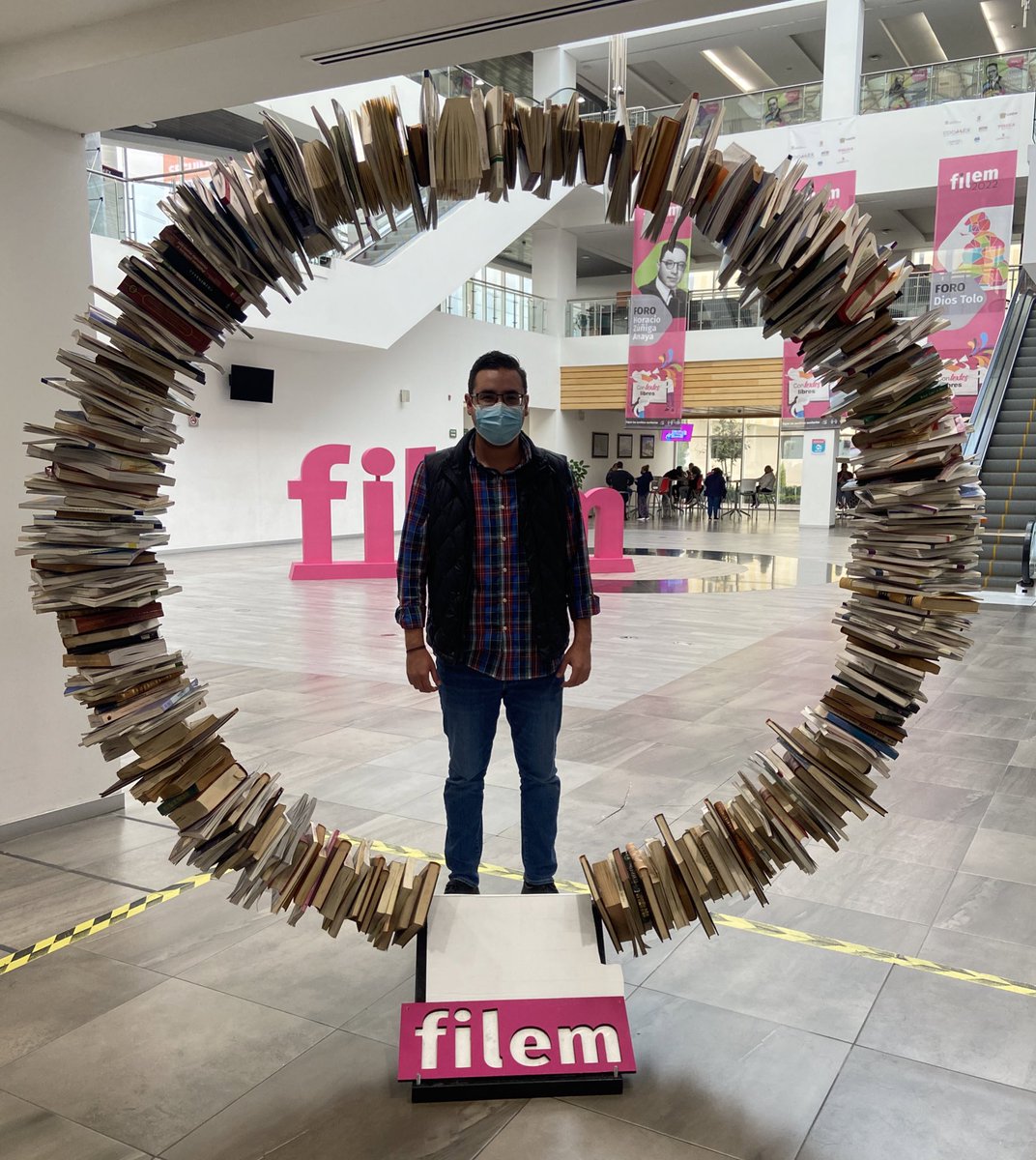 juan_diaz23's tweet photo. Mi #TB en la #FILEM2022. 📖📚 https://t.co/hT8sFYds23