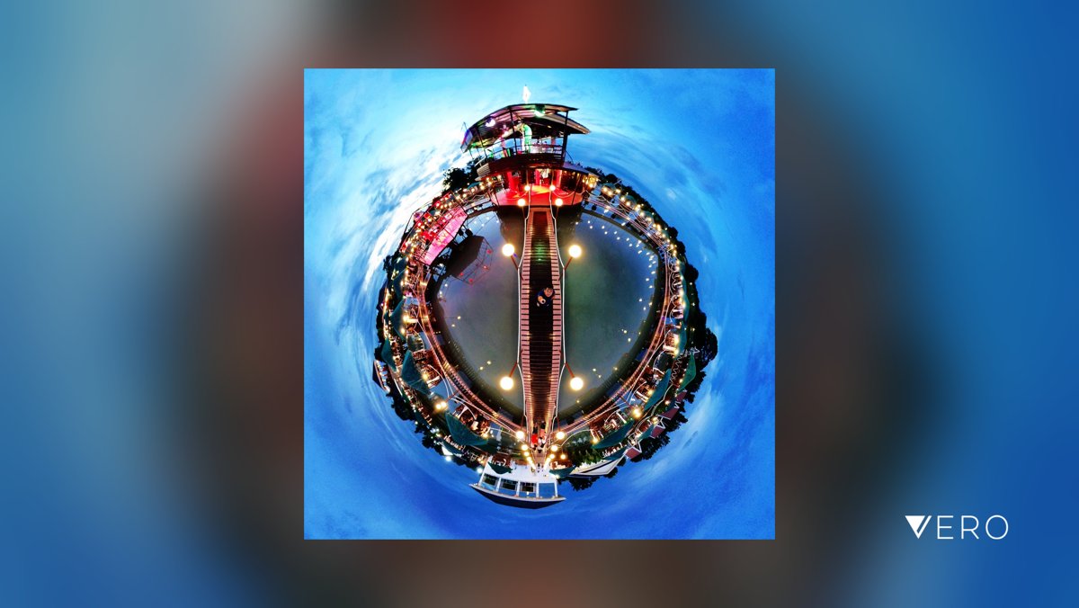 Verdan_360CLIPS's tweet photo. #Blue #Circle #Architecture #Sky #Shape #GeometricShape #Outdoors #AmusementPark #Reflection https://t.co/SAr9draxjR https://t.co/HUul4ZpgTs