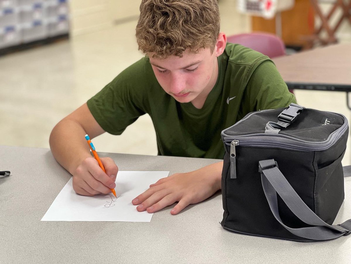 virginiafccla's tweet photo. Yesterday your #VAFCCLA State Vice President of Parliamentary Law from Page County High School (@pchs_fccla) visited the #FamilyAndConsumerSciences students and #FCCLA members at Luray Middle School for #FCCLAfriday; they had #incREDible fun “drawing in the dark”! #FCCLAfamily https://t.co/ywVECLcSWk