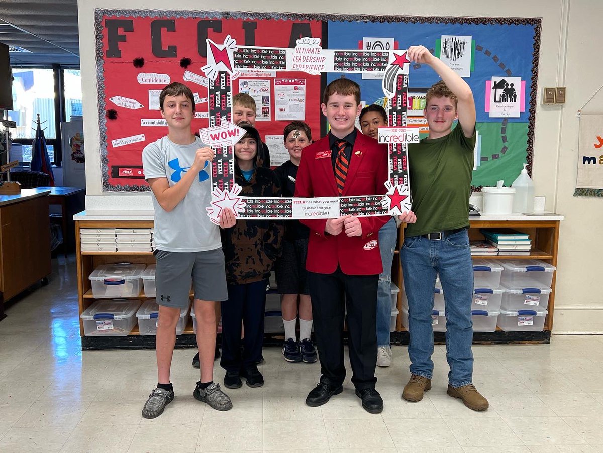 virginiafccla's tweet photo. Yesterday your #VAFCCLA State Vice President of Parliamentary Law from Page County High School (@pchs_fccla) visited the #FamilyAndConsumerSciences students and #FCCLA members at Luray Middle School for #FCCLAfriday; they had #incREDible fun “drawing in the dark”! #FCCLAfamily https://t.co/ywVECLcSWk