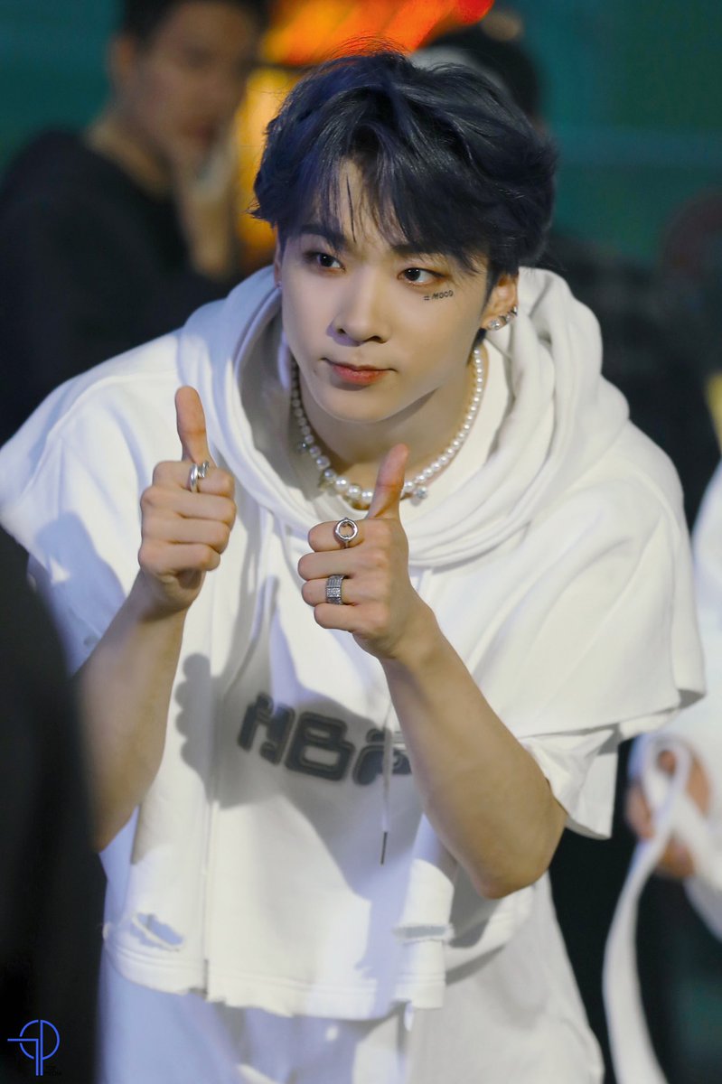 DAILY_CASTLEJ's tweet photo. DAY 249 #MCND #엠씨엔디 #Castle_J #캐슬제이 
 
☁️thumbs up👍🏻👑 https://t.co/zitAMqza4j