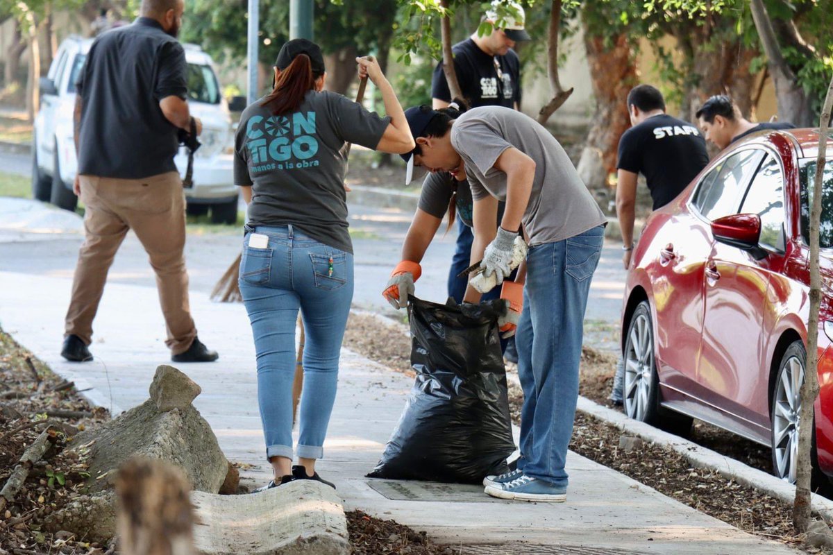 ColimaMunicipio's tweet photo. ¡Limpiamos el Parque Romanza y el área verde del fraccionamiento Primaveras!
En este sábado de #Talacheando seguimos poniendo #ManosALaObra por la limpieza de nuestro municipio, participando como equipo en el cuidado de tus espacios. https://t.co/kkmVH7bRb9