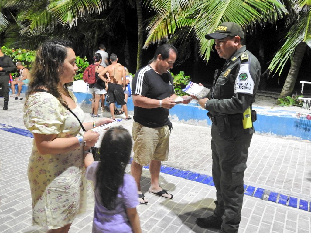 PoliciaSanyProv's tweet photo. En compañía de las autoridades político administrativas, se realiza en el sector de la peatonal #SprattBight, recorrido de acercamiento, prevención y sensibilización en el marco de la ley 1801 de 2016 con prestadores de servicios turísticos, visitantes y comunidad 
#DiosYPatria https://t.co/hXzE3WZTlP