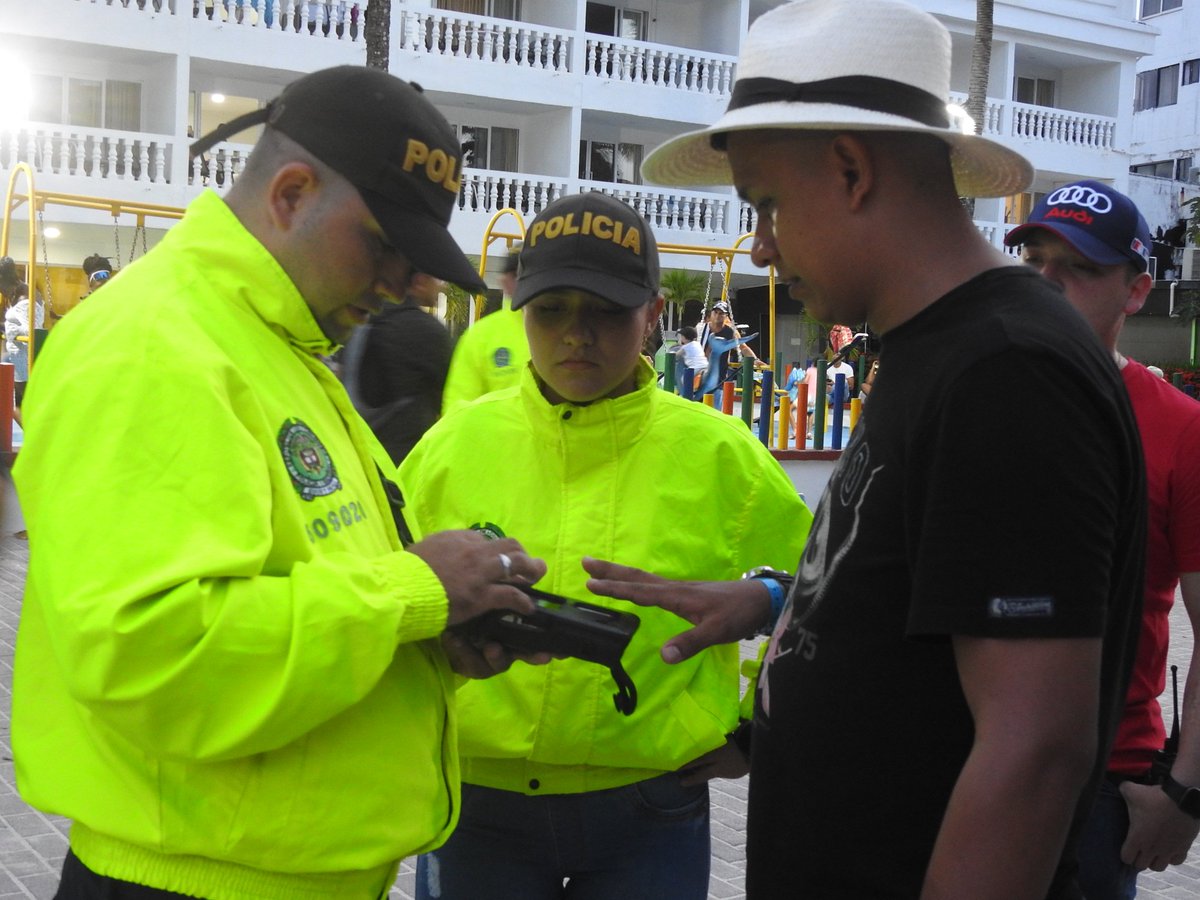 PoliciaSanyProv's tweet photo. En compañía de las autoridades político administrativas, se realiza en el sector de la peatonal #SprattBight, recorrido de acercamiento, prevención y sensibilización en el marco de la ley 1801 de 2016 con prestadores de servicios turísticos, visitantes y comunidad 
#DiosYPatria https://t.co/hXzE3WZTlP