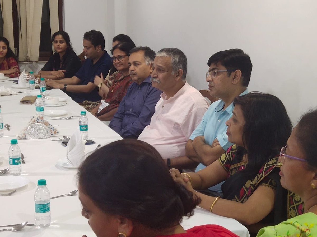 bhupro's tweet photo. The administrative reforms committee constituted by Hon’ble Vice-Chancellor, met young faculty members and students and held consultations over a plethora of issues vital for transforming admin machinery of the university. 
@VCofficeBHU https://t.co/0bUUPRRoT4