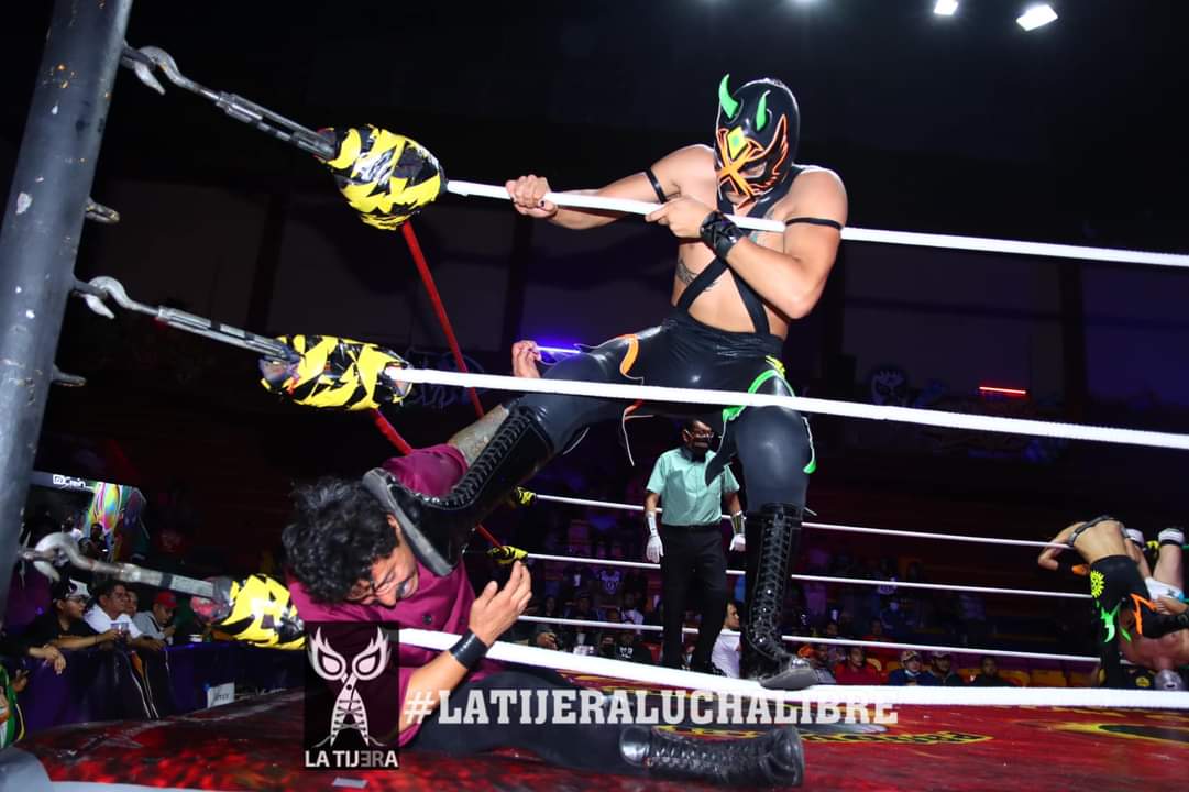 LaTijeraLucha's tweet photo. Gran batalla que brindan 4 jóvenes gladiadores en #NezaOriginal para llevarse el aplauso y monedas de la afición de #ProduccionesAve e #InvasionIndy, sobre saliente actuación de #Calibus y #CheffBenito ante #Sol y #XDevilJr, sin embargo... https://t.co/I6MW8v97JN