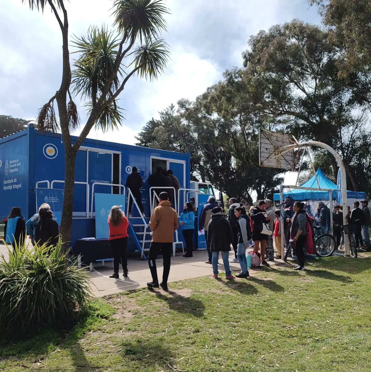 Casi 800 pares de anteojos entregados en el acto a vecinos y vecinas que se acercaron a los dispositivos Oftalmológicos realizados junto al <a href="/MDSNacion/">Ministerio de Desarrollo Social de la Nación</a> 
Durante la semana los operativos se realizaron en Chapadmalal, Gl La Peregrina, Batán, F. U. Camet y C. Barragán