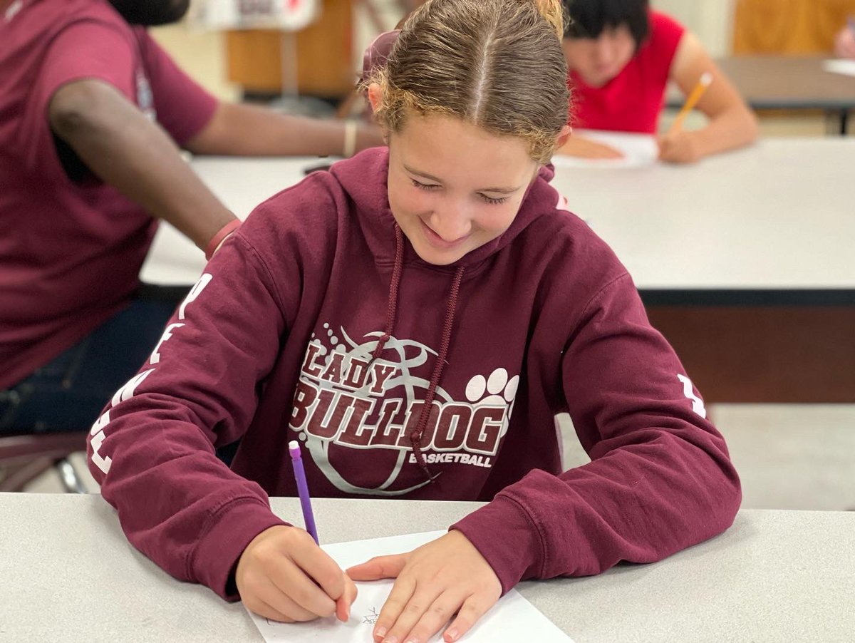 virginiafccla's tweet photo. Yesterday your #VAFCCLA State Vice President of Parliamentary Law from Page County High School (@pchs_fccla) visited the #FamilyAndConsumerSciences students and #FCCLA members at Luray Middle School for #FCCLAfriday; they had #incREDible fun “drawing in the dark”! #FCCLAfamily https://t.co/BUkVXtEEk1