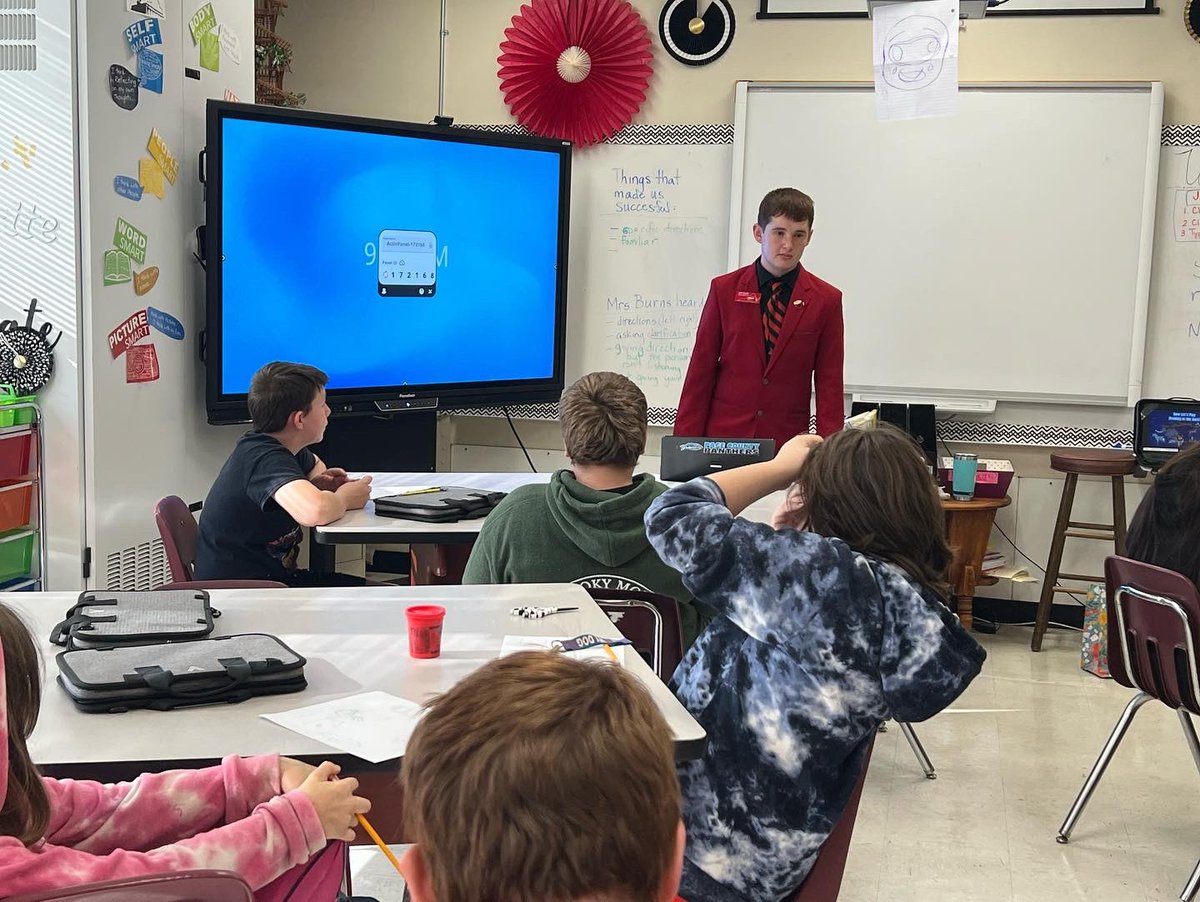virginiafccla's tweet photo. Yesterday your #VAFCCLA State Vice President of Parliamentary Law from Page County High School (@pchs_fccla) visited the #FamilyAndConsumerSciences students and #FCCLA members at Luray Middle School for #FCCLAfriday; they had #incREDible fun “drawing in the dark”! #FCCLAfamily https://t.co/BUkVXtEEk1