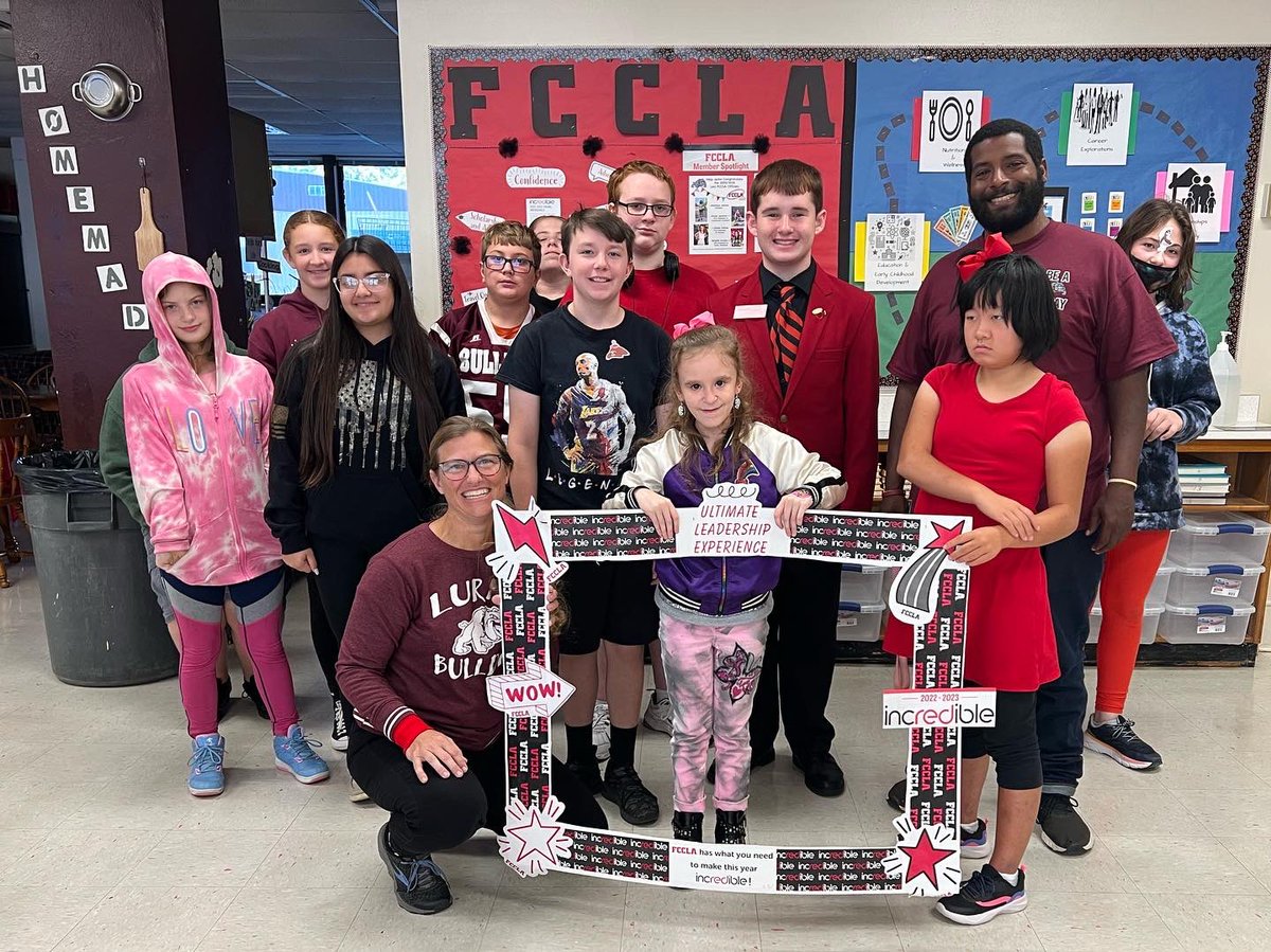 virginiafccla's tweet photo. Yesterday your #VAFCCLA State Vice President of Parliamentary Law from Page County High School (@pchs_fccla) visited the #FamilyAndConsumerSciences students and #FCCLA members at Luray Middle School for #FCCLAfriday; they had #incREDible fun “drawing in the dark”! #FCCLAfamily https://t.co/BUkVXtEEk1