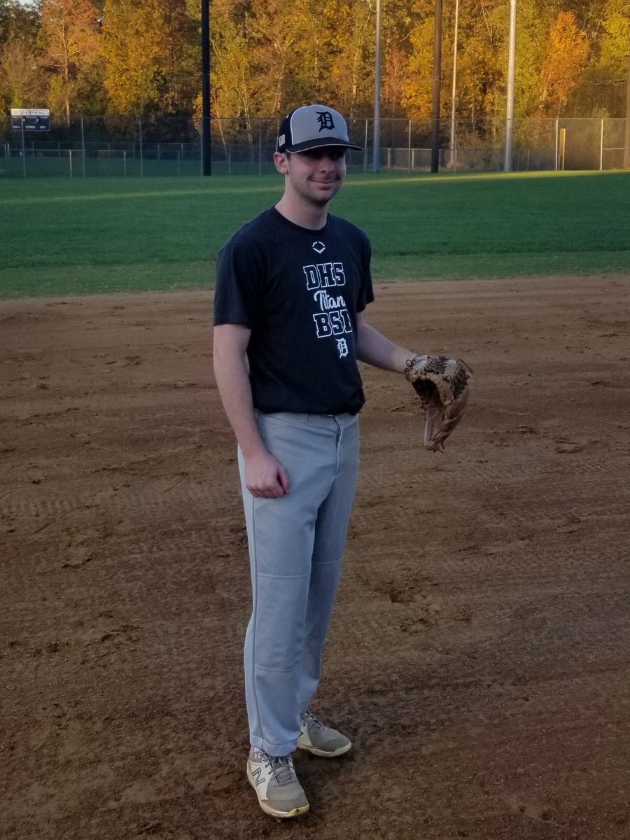 DomHighBaseball's tweet photo. We want to wish a member of our Titan Family a Happy Birthday! We hope you had a great day @matthewgodek1! Proud of you! Go Titans! #dombats #HappyBirthday 🎉🎂⚪⚫⚾💪 https://t.co/aGJWABeIMx