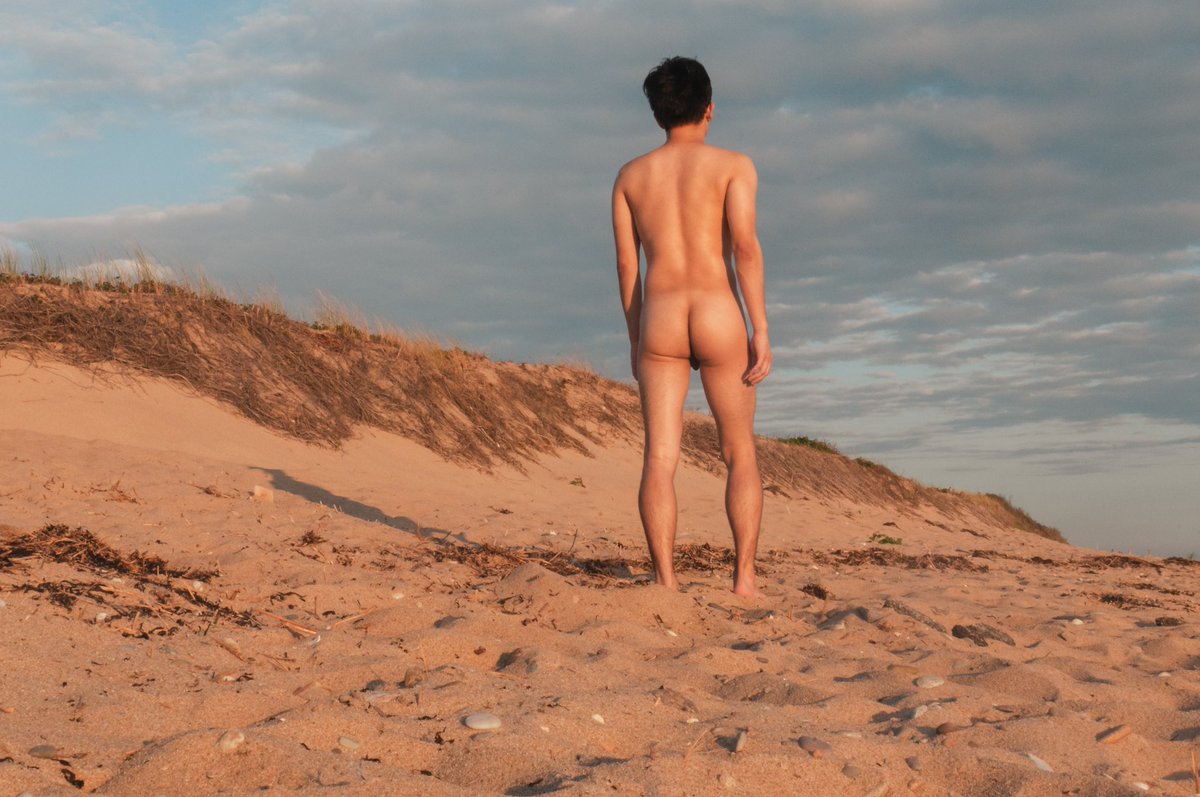 f_rentonxx's tweet photo. some leftovers from #boybeach in ptown 🍑 guess i’m gonna have to travel down south so i can walk around like this since it’s officially New England fall now https://t.co/9BslO9N98X