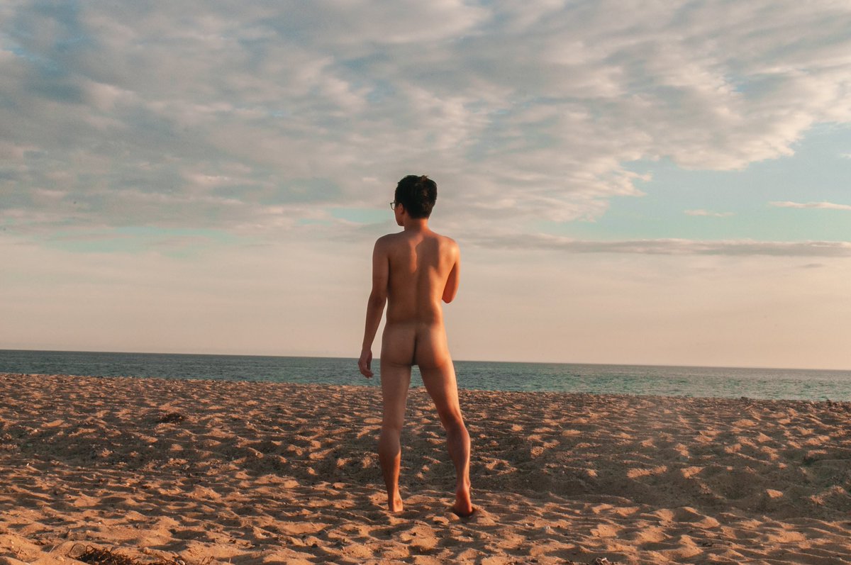 f_rentonxx's tweet photo. some leftovers from #boybeach in ptown 🍑 guess i’m gonna have to travel down south so i can walk around like this since it’s officially New England fall now https://t.co/9BslO9N98X