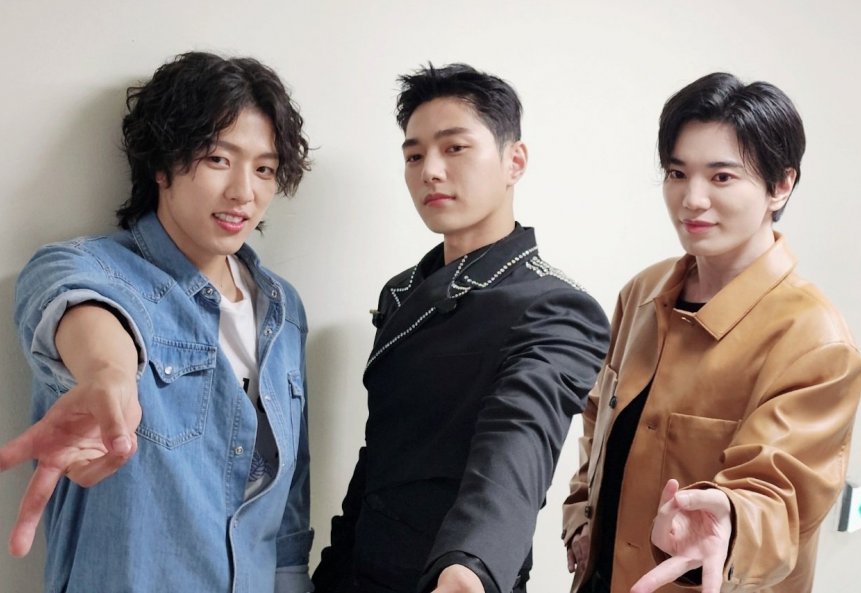 allkpop's tweet photo. [UCC] #Myungsoo (L) greets fans at fan meeting, #INFINITE reunites! https://t.co/gcCxrcuumP https://t.co/slz5jqvuOn