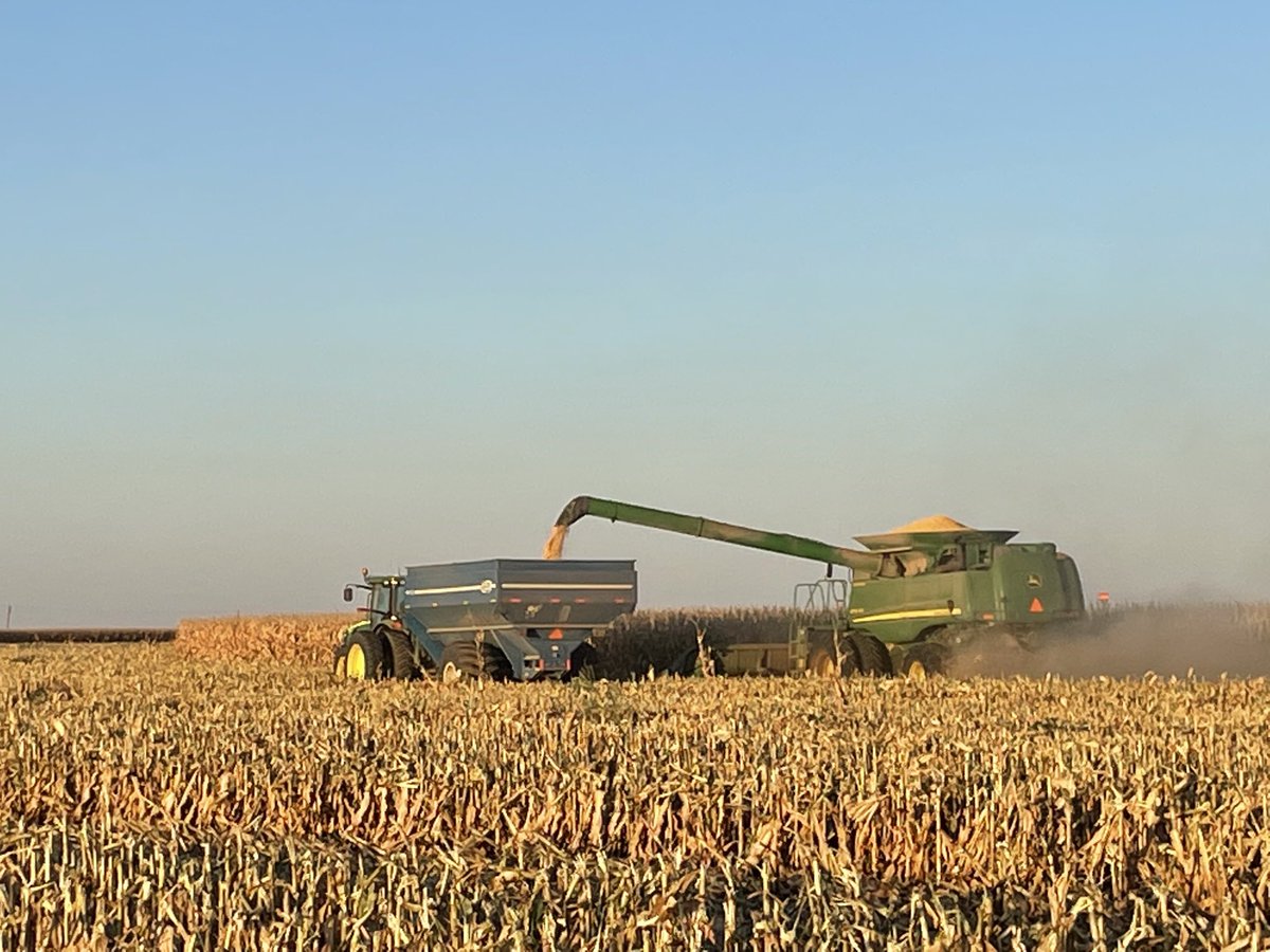 CBKimbrell's tweet image. #PlantingOpportunity guys getting it done, and I’m a happy landlord. If you’re considering retiring, give a young farmer a chance, and watch them grow. It’s worth the effort.