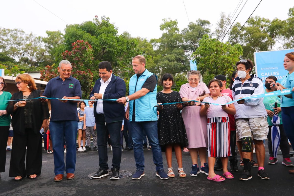 DesarrolloSV's tweet photo. ¡Misión cumplida en Bosques de La Paz! 😎

Esta tarde, nuestra ministra @MariaChichilco junto al director @ObraMunicipal, @alvaroobyrne y el alcalde de Ilopango, @josemariachicas, entregan a los habitantes de la zona más de 10 kilómetros de calles totalmente renovadas.👏👏 https://t.co/iTEhvY5XbQ