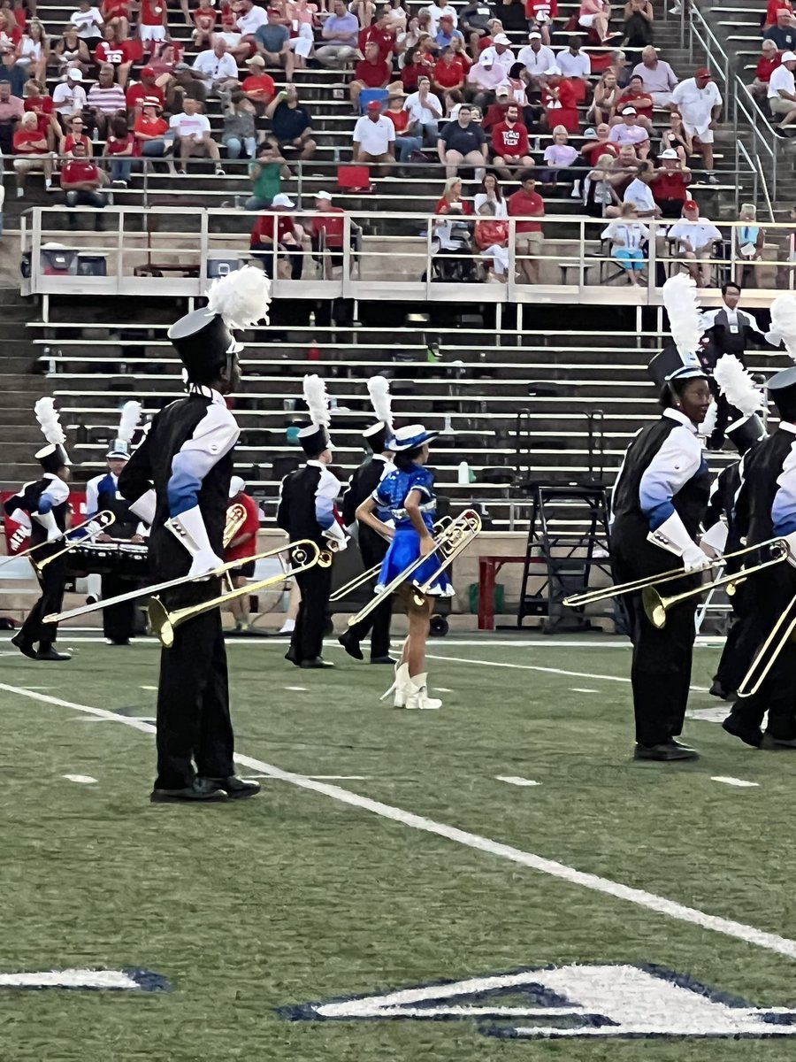 VSnokhous's tweet photo. @cycreekhs @CyCreek_Silvies and @cycreekband Anahi Vasquez putting in the hours with drill team practice before school and band practice after school! #CougarPride #OppurtunityForAll. AhhCC! https://t.co/C1hzH4fSIJ